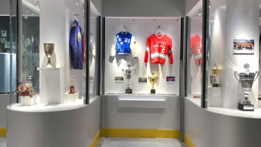 Vitrine mit diversen Exponaten und Pokalen zum Thema Eishockey.