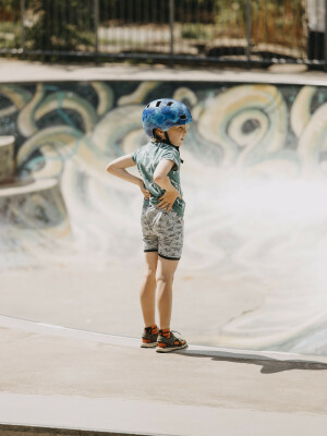 Kind mit Helm und kurzer Hose im Skatepark des Sauerlandpark Hemer.
